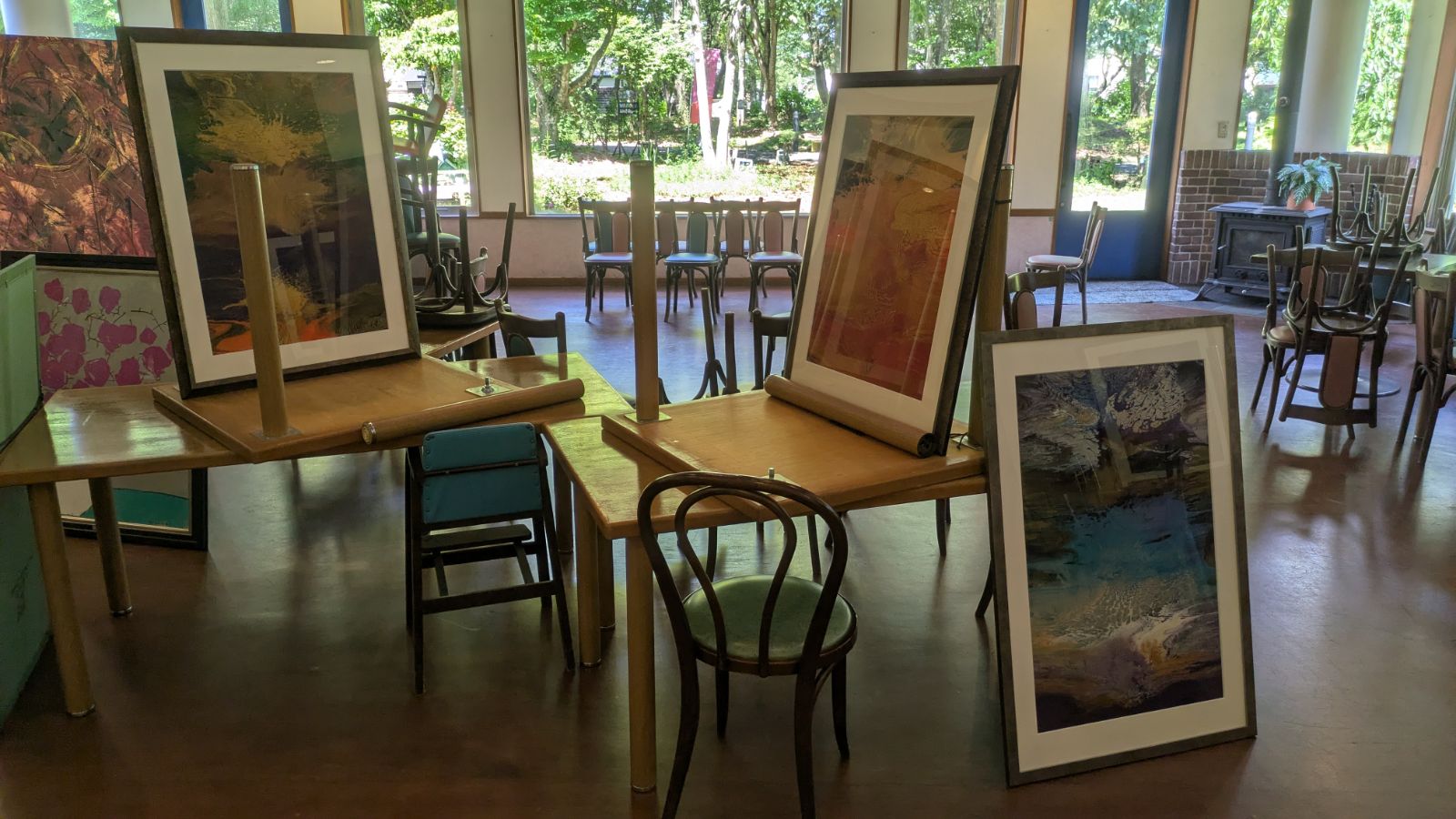 自然光が差し込む田沢湖ビールの会場に並ぶ中島淳一の絵画
