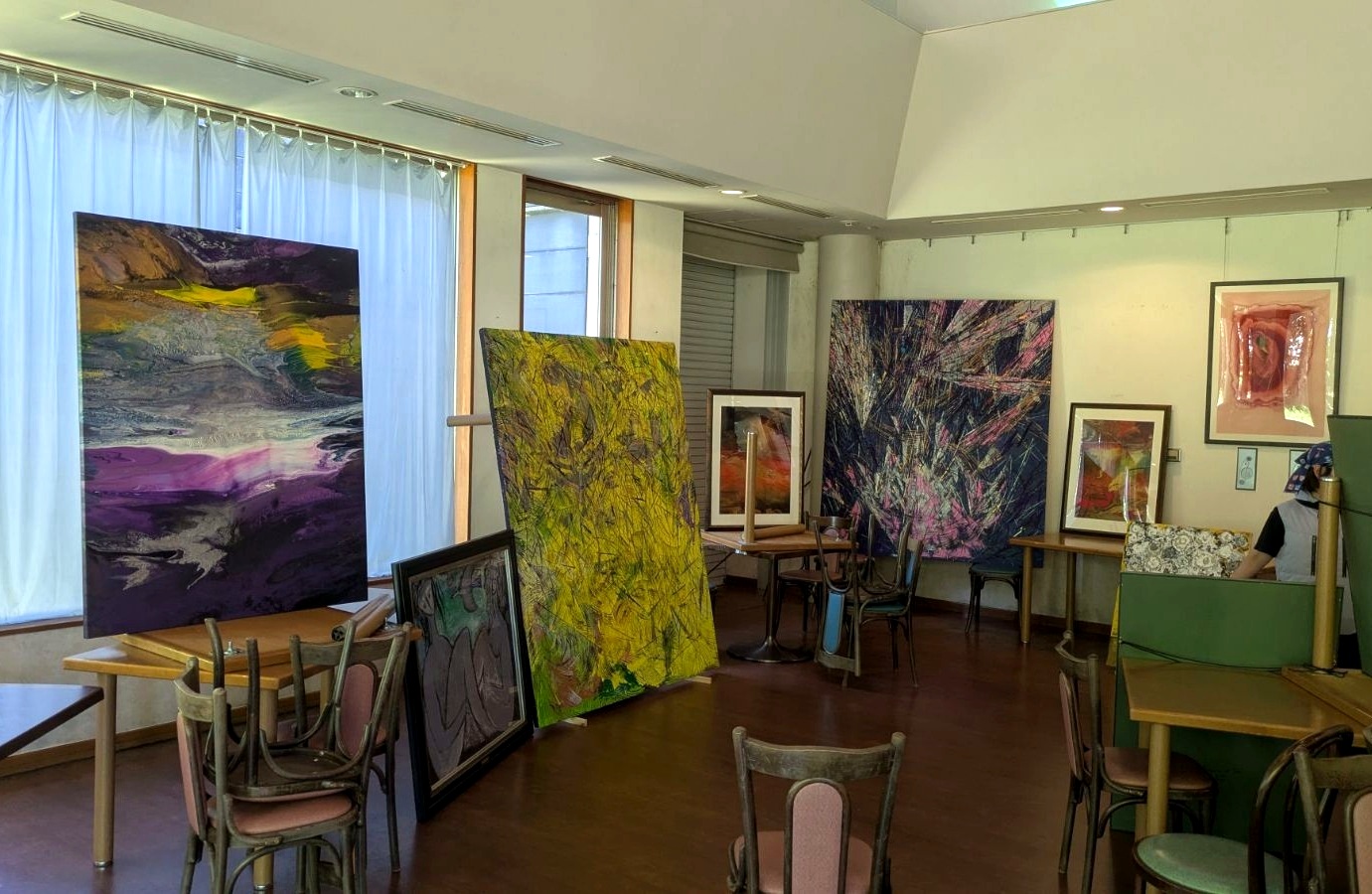 自然光が差し込む会場に展示された、色彩豊かな中島淳一の作品